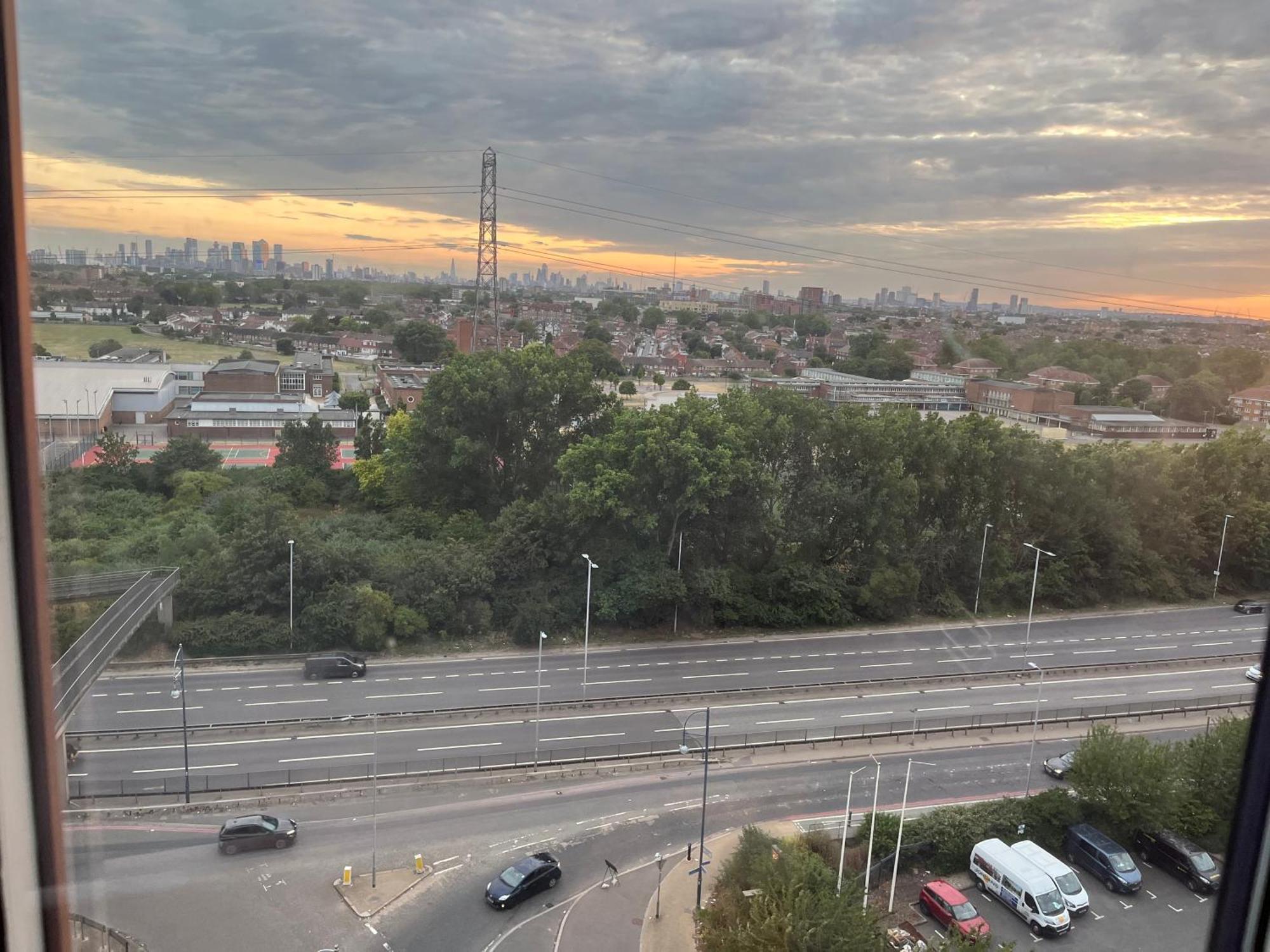 One Bedroom Apartment Barking  Bagian luar foto
